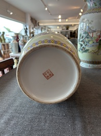 Paire de vases en porcelaine de Chine famille rose &agrave; d&eacute;cor de dames de la cour se relaxant dans un jardin palatial, marque Qianlong, R&eacute;publique, 20&egrave;me