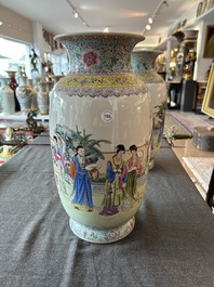 Paire de vases en porcelaine de Chine famille rose &agrave; d&eacute;cor de dames de la cour se relaxant dans un jardin palatial, marque Qianlong, R&eacute;publique, 20&egrave;me