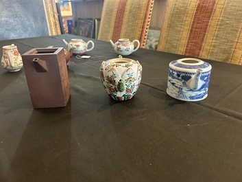 Sept th&eacute;i&egrave;res en porcelaine de Chine bleu, blanc, famille rose, verte et en gr&egrave;s de Yixing, Kangxi et post&eacute;rieur