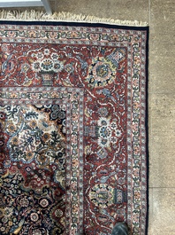 Een vermoedelijk Indisch Qom (Qum/Ghom) tapijt met floraal decor, wol op katoen, 20ste eeuw