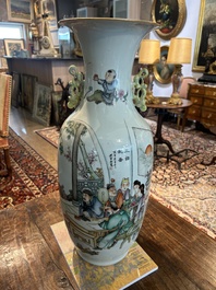 Vase en porcelaine de Chine famille rose &agrave; d&eacute;cor floral au dos et de lettr&eacute;s , 19&egrave;me/20&egrave;me si&egrave;cle