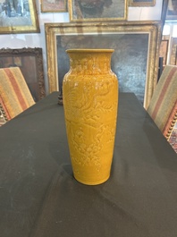 Vase de forme rouleau en porcelaine de Chine monochrome jaune &agrave; d&eacute;cor incis&eacute; de ph&eacute;nix, 19&egrave;me si&egrave;cle