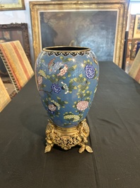 Vase en &eacute;maux cloisonn&eacute;s &agrave; d&eacute;cor de papillons parmi des fleurs sur socle en bronze dor&eacute;, Chine, 19&egrave;me si&egrave;cle