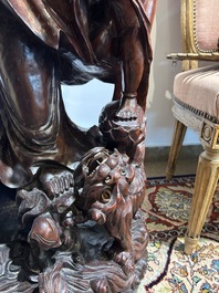 Grande Guanyin entour&eacute;e d'enfants en bois sculpt&eacute;, Chine, 20&egrave;me si&egrave;cle