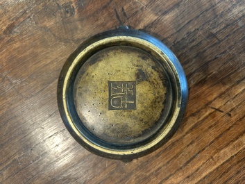 Br&ucirc;le-parfum en bronze, Chine, marque &agrave; deux caract&egrave;res, 18&egrave;me/19&egrave;me si&egrave;cle