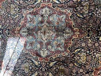 Een vermoedelijk Indisch Qom (Qum/Ghom) tapijt met floraal decor, wol op katoen, 20ste eeuw