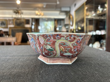 Bol de forme hexagonale en porcelaine de Chine famille rose &agrave; d&eacute;cor de dragons, marque et &eacute;poque de Tongzhi