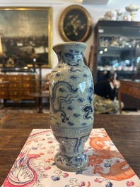 Vase en porcelaine de Chine en bleu et blanc &agrave; d&eacute;cor d'un dragon parmi des nuages, probablement Yuan