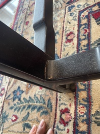 Socle de forme carr&eacute;e en bois sculpt&eacute;, Chine, 19&egrave;me si&egrave;cle