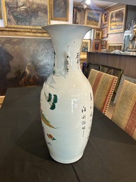 Trois vases en porcelaine de Chine famille rose &agrave; d&eacute;cor figuratif, 19&egrave;me/20&egrave;me si&egrave;cle