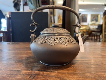 Een diverse collectie porselein en steengoed, China, Vietnam en Thailand, 16de/20ste eeuw