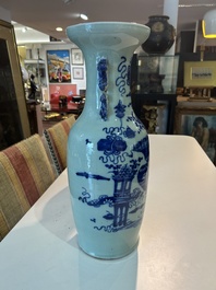 Paire de vases en porcelaine de Chine bleu et blanc sur fond c&eacute;ladon &agrave; d&eacute;cor d'antiquit&eacute;s, 19&egrave;me si&egrave;cle