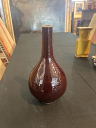 Trois vases en porcelaine monochrome jaune et sang-de-boeuf, un mont&eacute; en lampe, 19&egrave;me/20&egrave;me si&egrave;cle