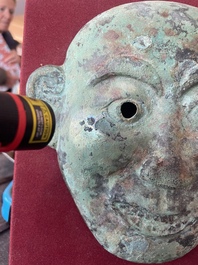 Masque fun&eacute;raire en bronze, Chine, probablement Liao