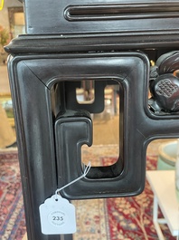 Socle de forme carr&eacute;e en bois sculpt&eacute;, Chine, 19&egrave;me si&egrave;cle