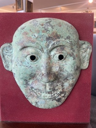 Masque fun&eacute;raire en bronze, Chine, probablement Liao