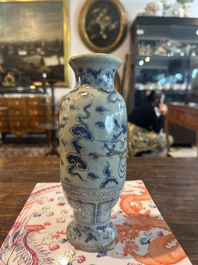 Vase en porcelaine de Chine en bleu et blanc &agrave; d&eacute;cor d'un dragon parmi des nuages, probablement Yuan