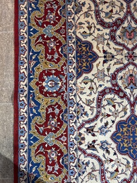 Een Perzisch Tehran tapijt met floraal decor, wol op katoen, 20ste eeuw