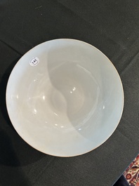 Bol en porcelaine blanc de Chine coquille d'oeuf &agrave; d&eacute;cor incis&eacute; de dragons, marque &agrave; six caract&egrave;res, 20&egrave;me si&egrave;cle