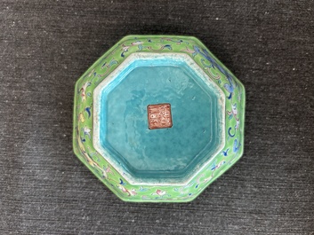 Bol de forme hexagonale en porcelaine de Chine famille rose &agrave; d&eacute;cor de dragons, marque et &eacute;poque de Tongzhi