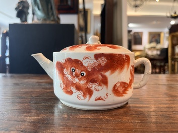 Deux th&eacute;i&egrave;res couvertes et un pot &agrave; pinceaux &agrave; d&eacute;cor figuratif en porcelaine de Chine famille rose et rouge de fer, 19&egrave;me/20&egrave;me si&egrave;cle