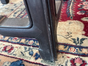 Socle de forme carr&eacute;e en bois sculpt&eacute;, Chine, 19&egrave;me si&egrave;cle