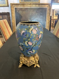 Vase en &eacute;maux cloisonn&eacute;s &agrave; d&eacute;cor de papillons parmi des fleurs sur socle en bronze dor&eacute;, Chine, 19&egrave;me si&egrave;cle