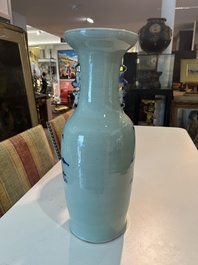 Paire de vases en porcelaine de Chine bleu et blanc sur fond c&eacute;ladon &agrave; d&eacute;cor d'antiquit&eacute;s, 19&egrave;me si&egrave;cle