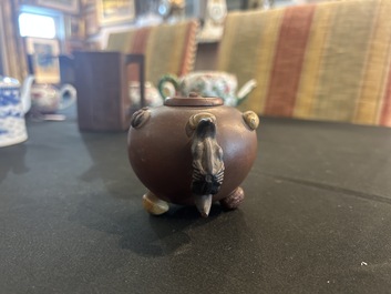 Sept th&eacute;i&egrave;res en porcelaine de Chine bleu, blanc, famille rose, verte et en gr&egrave;s de Yixing, Kangxi et post&eacute;rieur