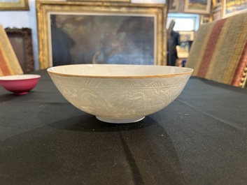 Bol en porcelaine blanc de Chine coquille d'oeuf &agrave; d&eacute;cor incis&eacute; de dragons, marque &agrave; six caract&egrave;res, 20&egrave;me si&egrave;cle