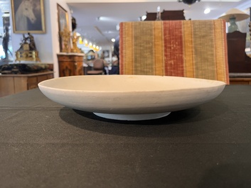 Deux assiettes en porcelaine blanche monochrome de Chine venant de l'&eacute;pave Vung Tao, Kangxi, vers 1690