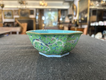 Bol de forme hexagonale en porcelaine de Chine famille rose &agrave; d&eacute;cor de dragons, marque et &eacute;poque de Tongzhi