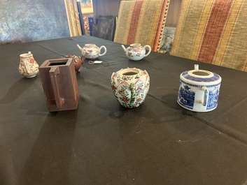 Sept th&eacute;i&egrave;res en porcelaine de Chine bleu, blanc, famille rose, verte et en gr&egrave;s de Yixing, Kangxi et post&eacute;rieur