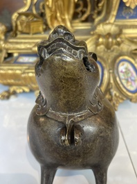 Paire de br&ucirc;le-parfums en bronze en forme de cr&eacute;ature mythique, Chine, 19&egrave;me/20&egrave;me si&egrave;cle