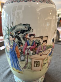 Paire de vases en porcelaine de Chine famille rose &agrave; d&eacute;cor de dames de la cour se relaxant dans un jardin palatial, marque Qianlong, R&eacute;publique, 20&egrave;me