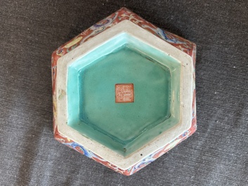 Bol de forme hexagonale en porcelaine de Chine famille rose &agrave; d&eacute;cor de dragons, marque et &eacute;poque de Tongzhi