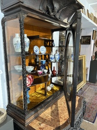 Vitrine en bois dur sculpt&eacute;, Chine ou Vietnam, 19&egrave;me si&egrave;cle
