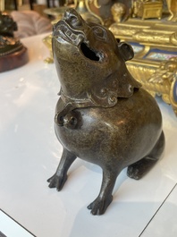Paire de br&ucirc;le-parfums en bronze en forme de cr&eacute;ature mythique, Chine, 19&egrave;me/20&egrave;me si&egrave;cle