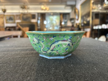 Bol de forme hexagonale en porcelaine de Chine famille rose &agrave; d&eacute;cor de dragons, marque et &eacute;poque de Tongzhi