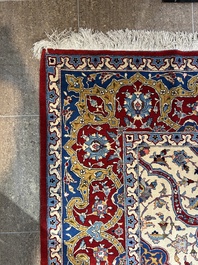 Een Perzisch Tehran tapijt met floraal decor, wol op katoen, 20ste eeuw