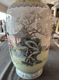 Paire de vases en porcelaine de Chine famille rose &agrave; d&eacute;cor de dames de la cour se relaxant dans un jardin palatial, marque Qianlong, R&eacute;publique, 20&egrave;me