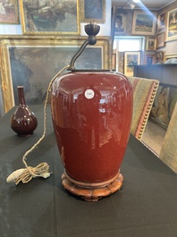 Trois vases en porcelaine monochrome jaune et sang-de-boeuf, un mont&eacute; en lampe, 19&egrave;me/20&egrave;me si&egrave;cle