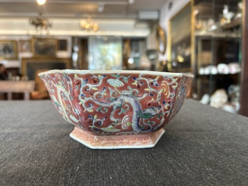Bol de forme hexagonale en porcelaine de Chine famille rose &agrave; d&eacute;cor de dragons, marque et &eacute;poque de Tongzhi