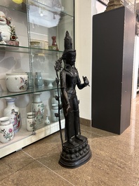 Grande figure de Tara debout sur un tr&ocirc;ne de lotus en bronze patin&eacute;, Nepal, 19&egrave;me/20&egrave;me si&egrave;cle