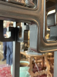 Socle de forme carr&eacute;e en bois sculpt&eacute;, Chine, 19&egrave;me si&egrave;cle