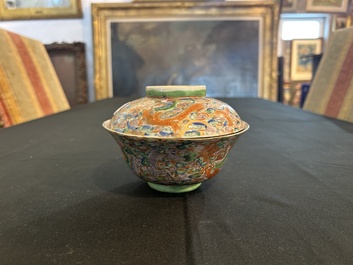 Paire de vols couverts en porcelaine de Chine famille rose de Canton &agrave; d&eacute;cor de dragons, 19&egrave;me si&egrave;cle