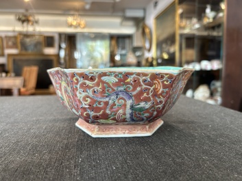 Bol de forme hexagonale en porcelaine de Chine famille rose &agrave; d&eacute;cor de dragons, marque et &eacute;poque de Tongzhi