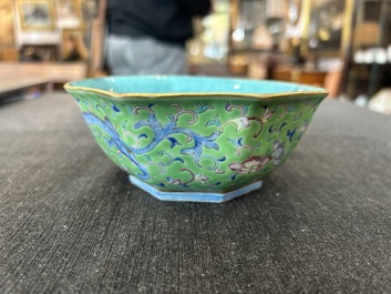 Bol de forme hexagonale en porcelaine de Chine famille rose &agrave; d&eacute;cor de dragons, marque et &eacute;poque de Tongzhi
