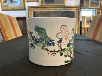 Grand pot &agrave; pinceaux en porcelaine de Chine famille verte &agrave; d&eacute;cor d'oiseaux sur branches fleuries et de papillons, Chine, 20&egrave;me si&egrave;cle
