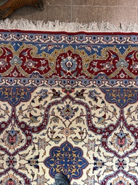 Een Perzisch Tehran tapijt met floraal decor, wol op katoen, 20ste eeuw